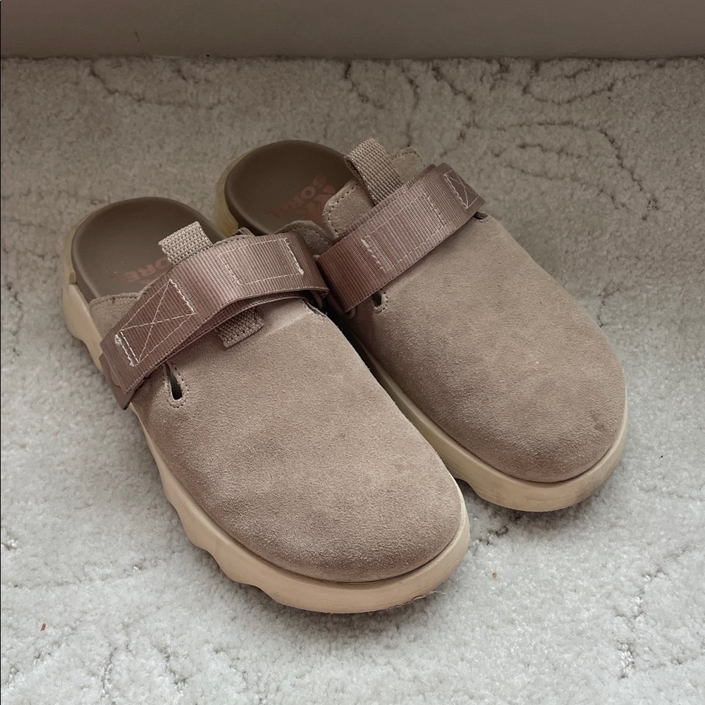 Women’s Sorel suede slide on clogs- tan
